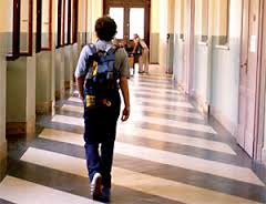 ragazzi corridoio scuola